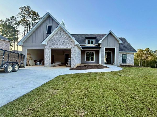 124 Brookhollow Blvd., Hattiesburg, MS 39402