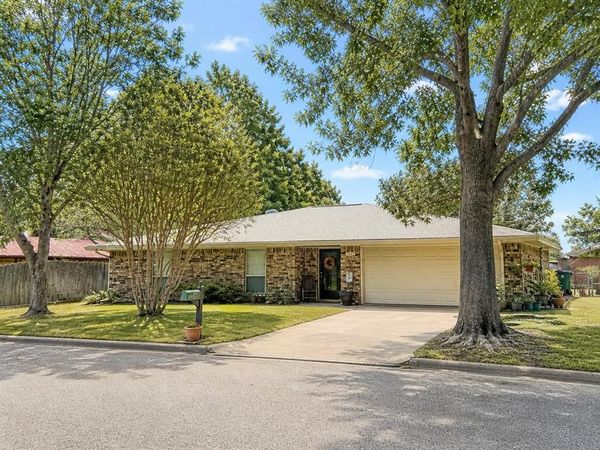 1207 Friona Street , Bowie, TX 76230