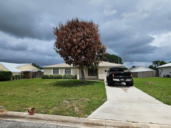 674 SW 25th St Street SW, Vero Beach, FL 32962