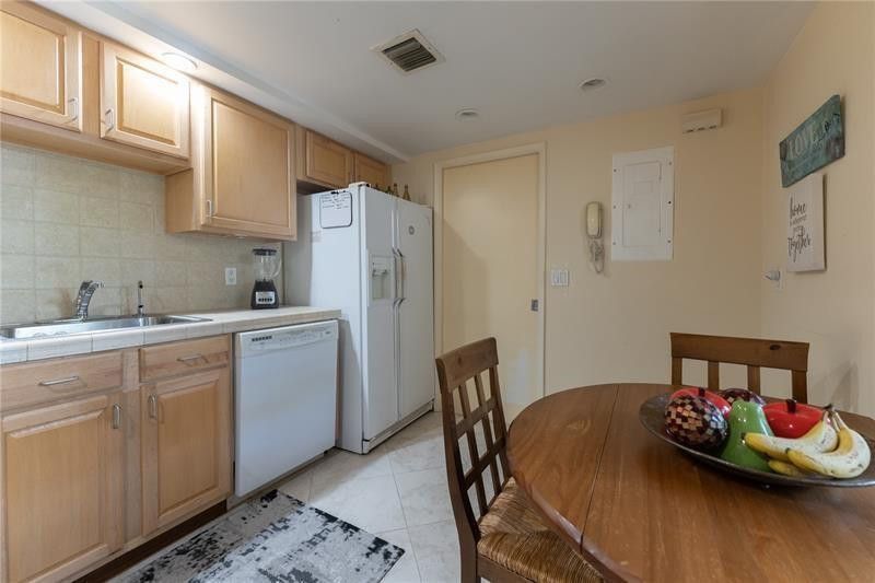 3700 Oaks Clubhouse Drive, Unit 103, Pompano Beach, FL 33069 Photo