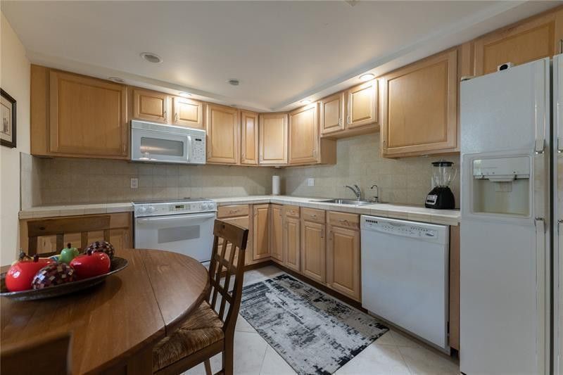 3700 Oaks Clubhouse Drive, Unit 103, Pompano Beach, FL 33069 Photo