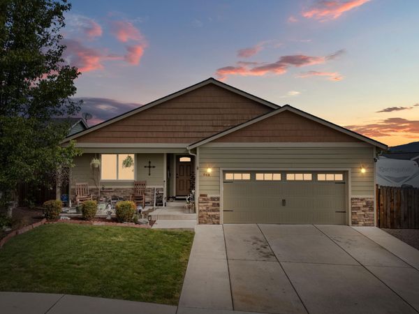 944 Stonewater Drive, Eagle Point, OR 97524