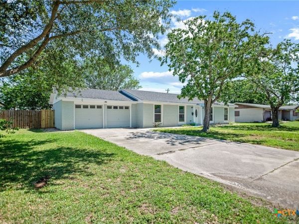 210 Travis Street, Port Lavaca, TX 77979
