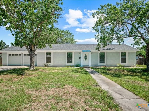 210 Travis Street, Port Lavaca, TX 77979