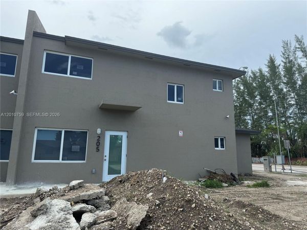 205 NW 159th St , Miami, FL 33169
