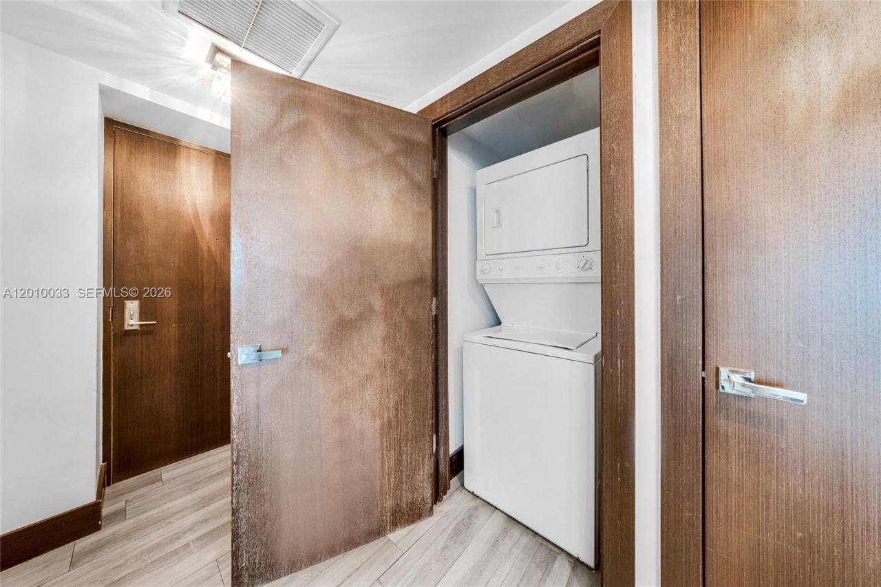 500 Brickell Ave , Unit 3707, Miami, FL 33131 Photo