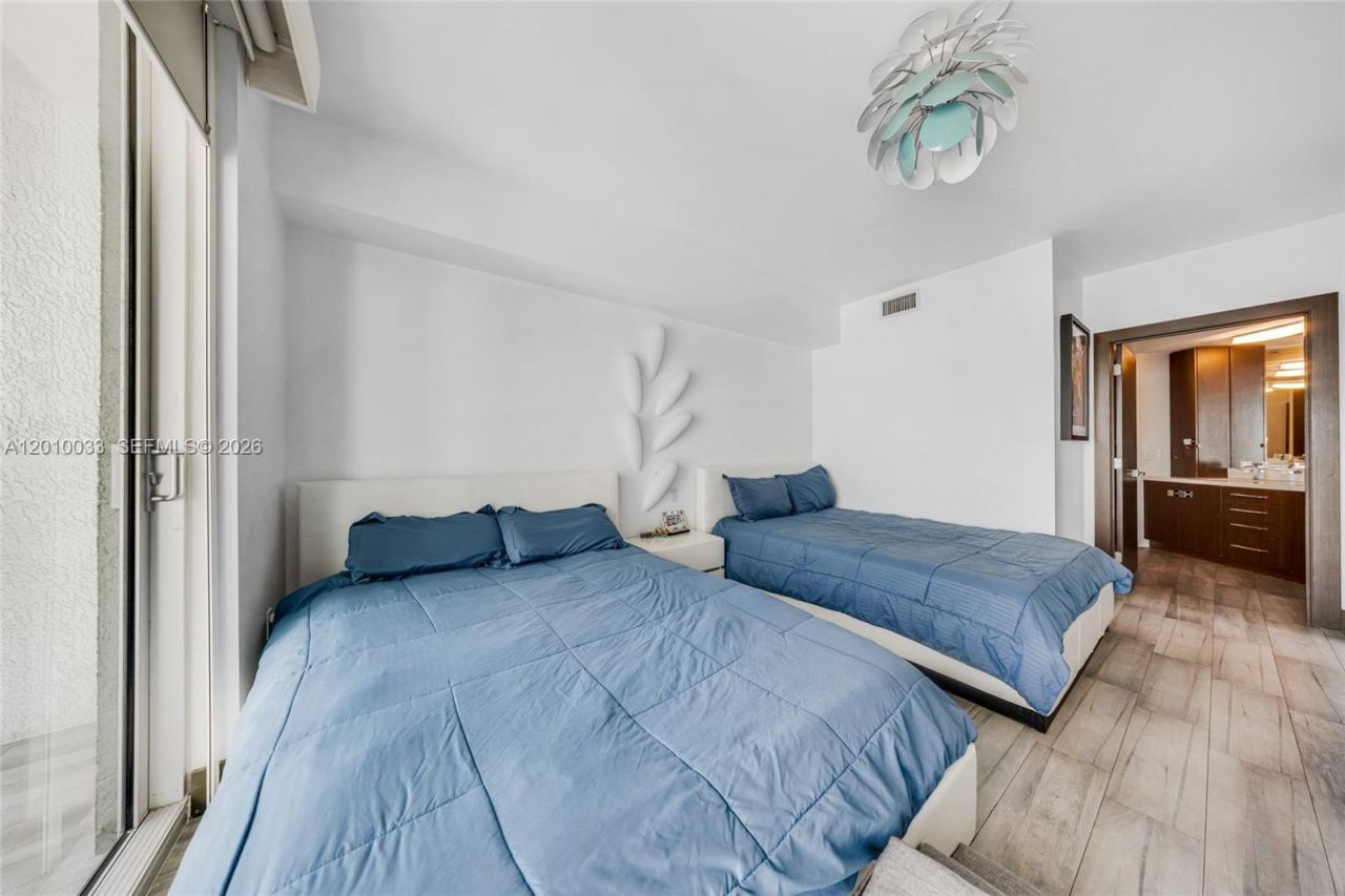 500 Brickell Ave , Unit 3707, Miami, FL 33131 Photo