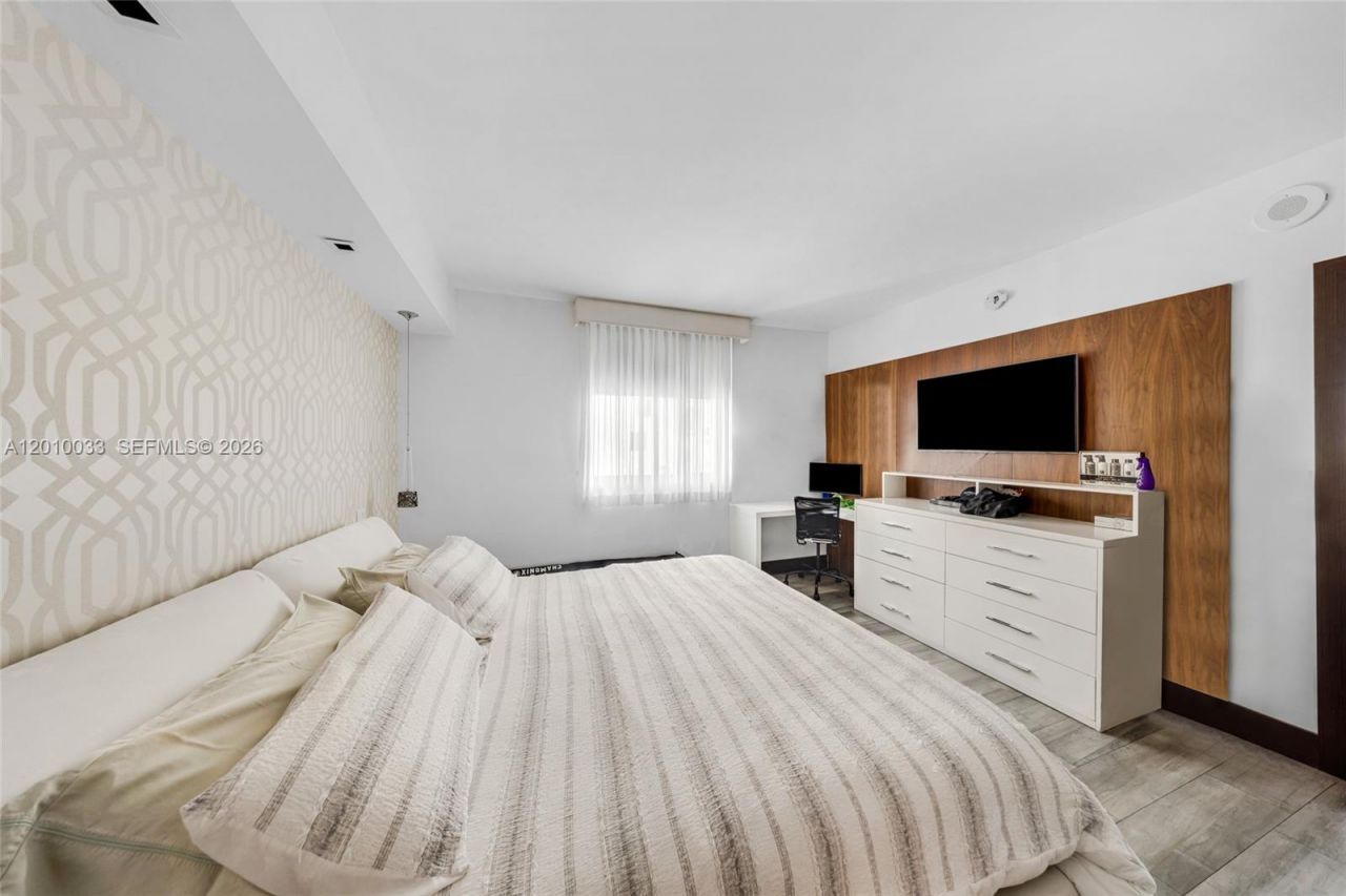 500 Brickell Ave , Unit 3707, Miami, FL 33131 Photo