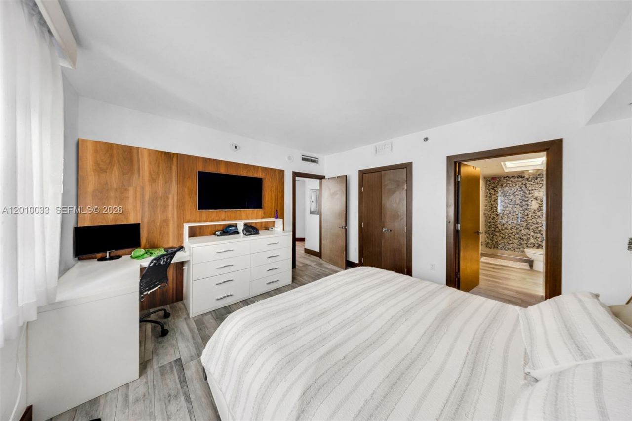 500 Brickell Ave , Unit 3707, Miami, FL 33131 Photo