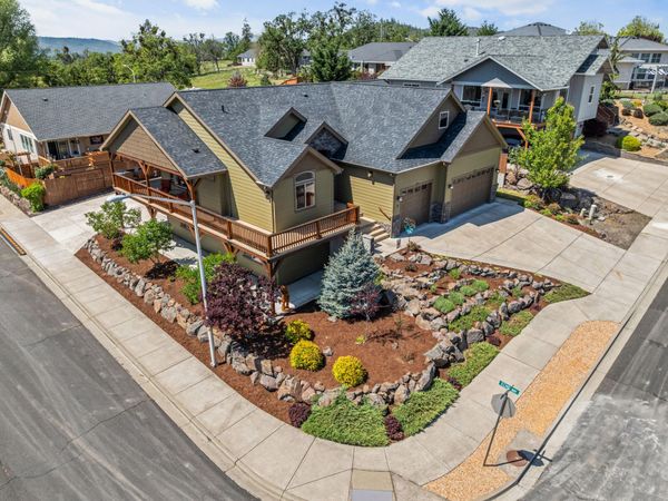 22 Terra Linda Court, Eagle Point, OR 97524