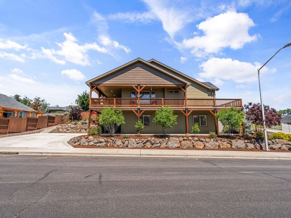 22 Terra Linda Court, Eagle Point, OR 97524