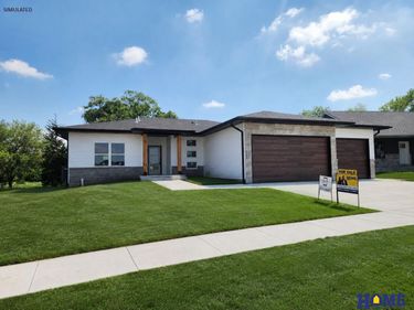 8121 Kallum Drive, Lincoln, NE 68516