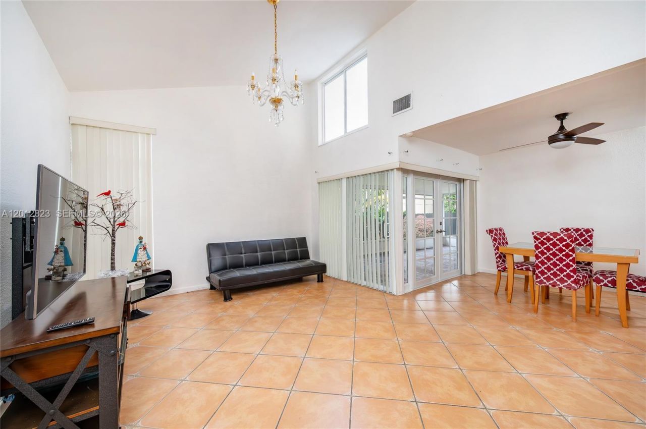 1007 NW 106th Ave Cir, Miami, FL 33172 Photo