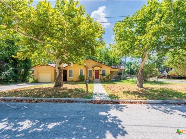 609 S Pecan Avenue , Luling, TX 78648