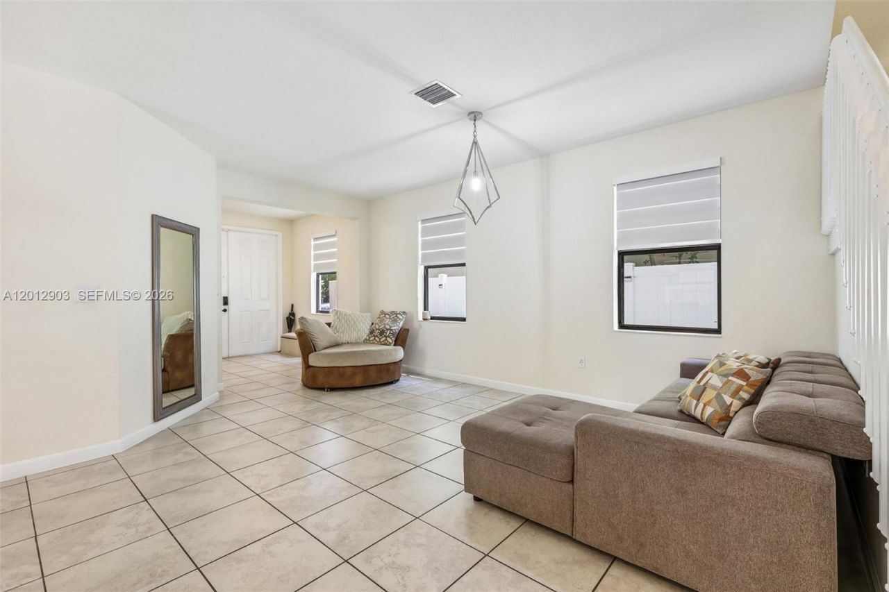 10594 W 35th Ln, Hialeah, FL 33018 Photo