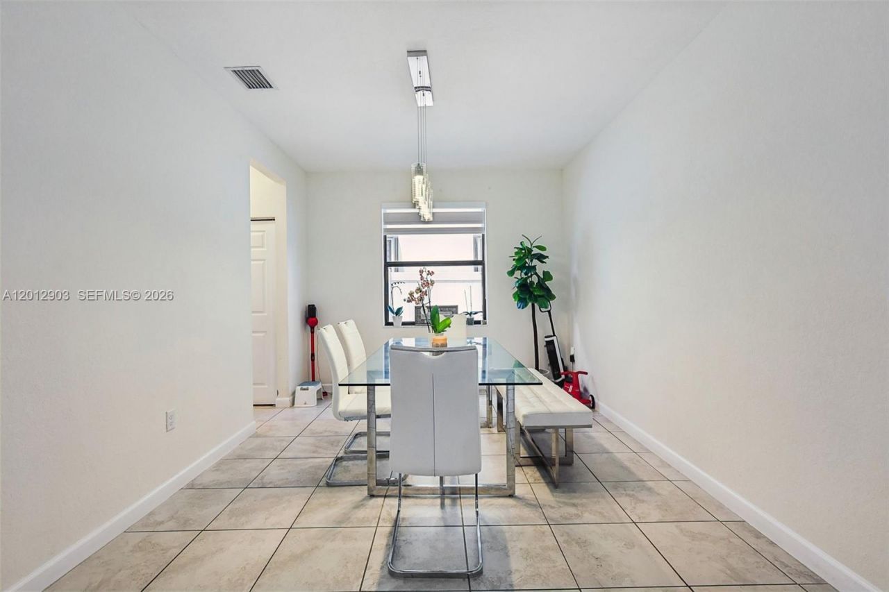 10594 W 35th Ln, Hialeah, FL 33018 Photo