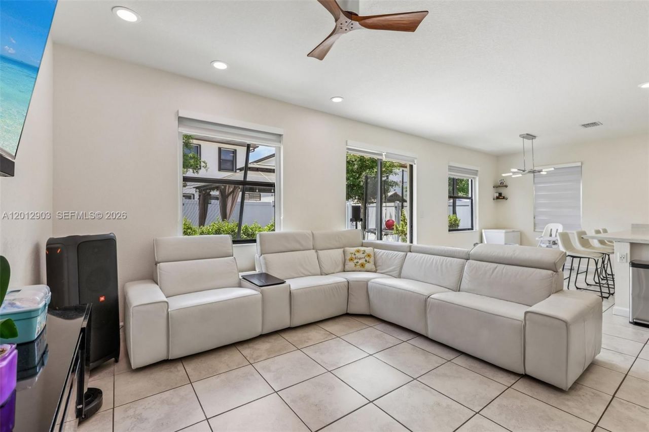 10594 W 35th Ln, Hialeah, FL 33018 Photo