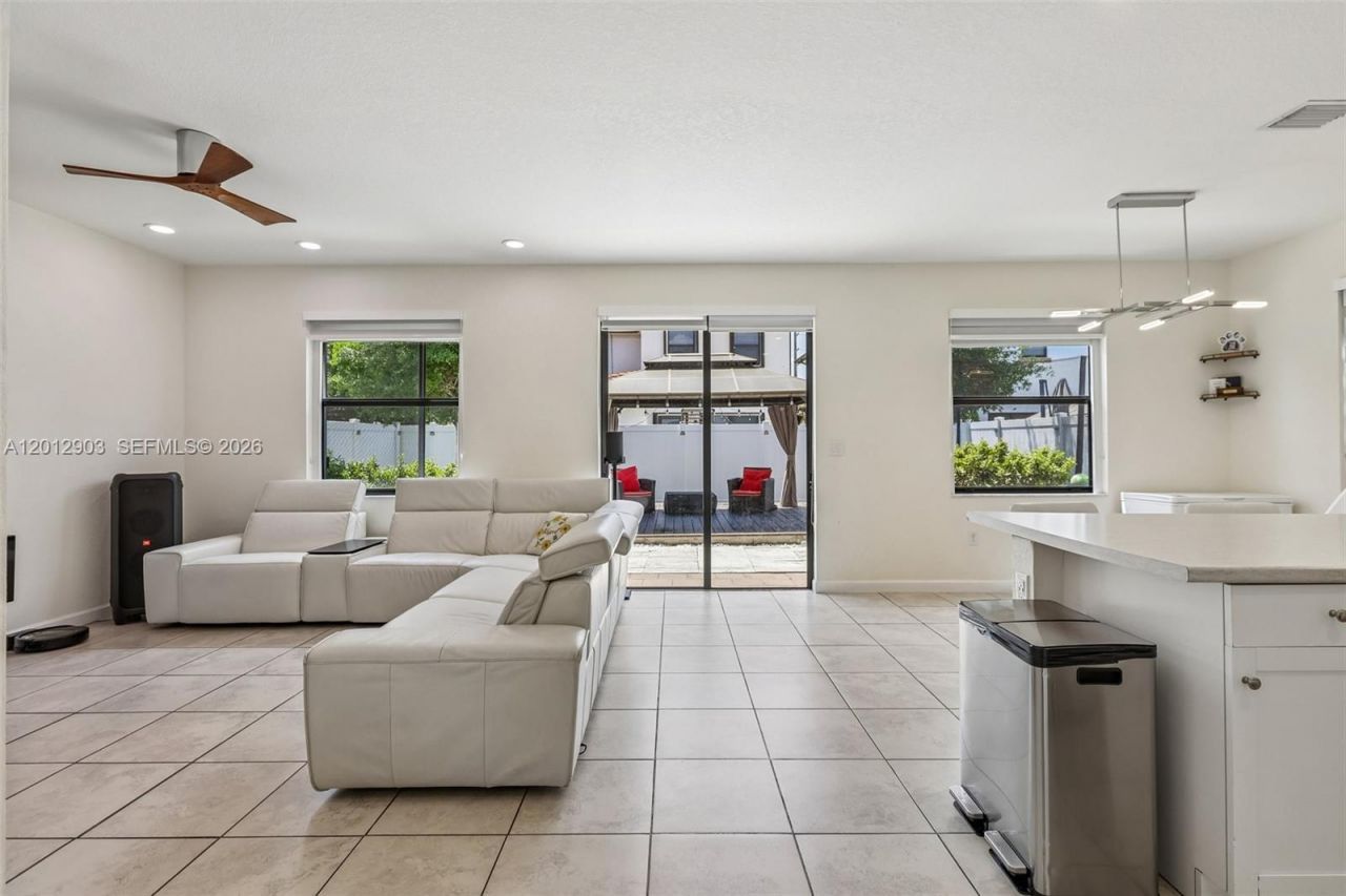 10594 W 35th Ln, Hialeah, FL 33018 Photo
