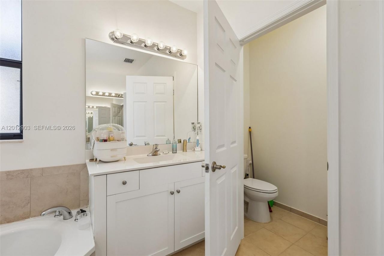 10594 W 35th Ln, Hialeah, FL 33018 Photo