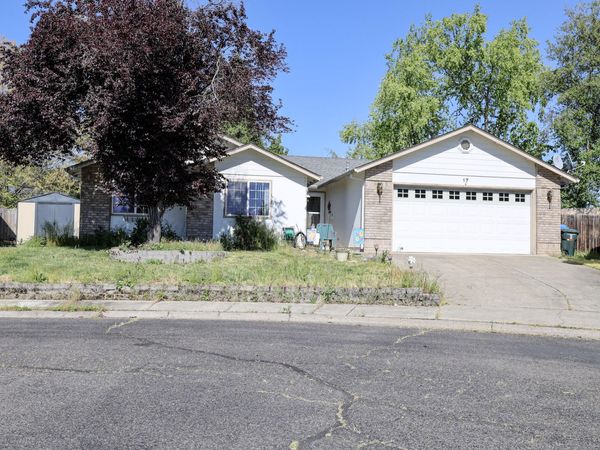 17 Blue Heron Court, Eagle Point, OR 97524