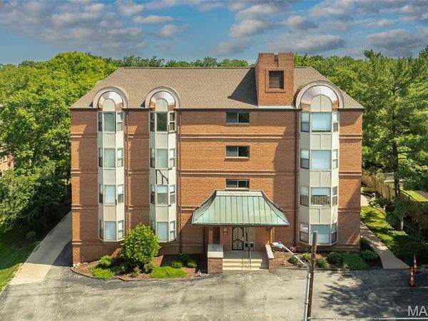 415 W Jefferson Avenue, Unit 301, Kirkwood, MO 63122