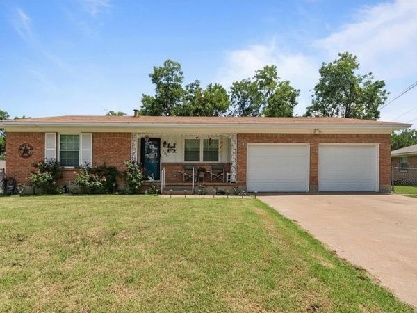 107 Woodard Avenue, Cleburne, TX 76033