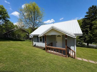 29 F Street, Booth, WV 26501