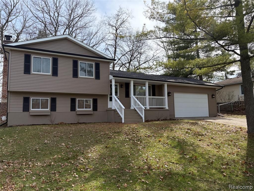 970 Golfview Drive, Lake Orion Vlg, MI 48362 Main Photo
