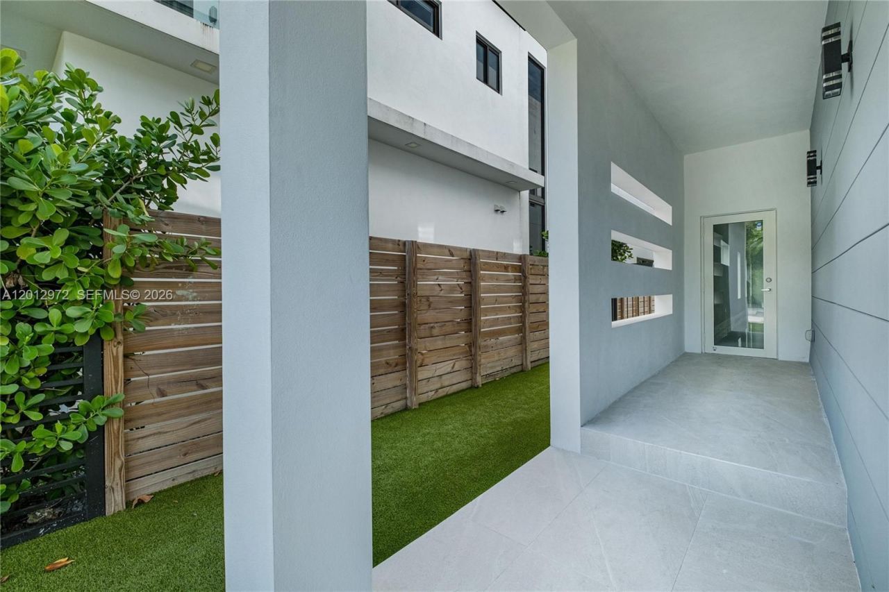 3142 Carter St , Unit 3142, Miami, FL 33133 Photo