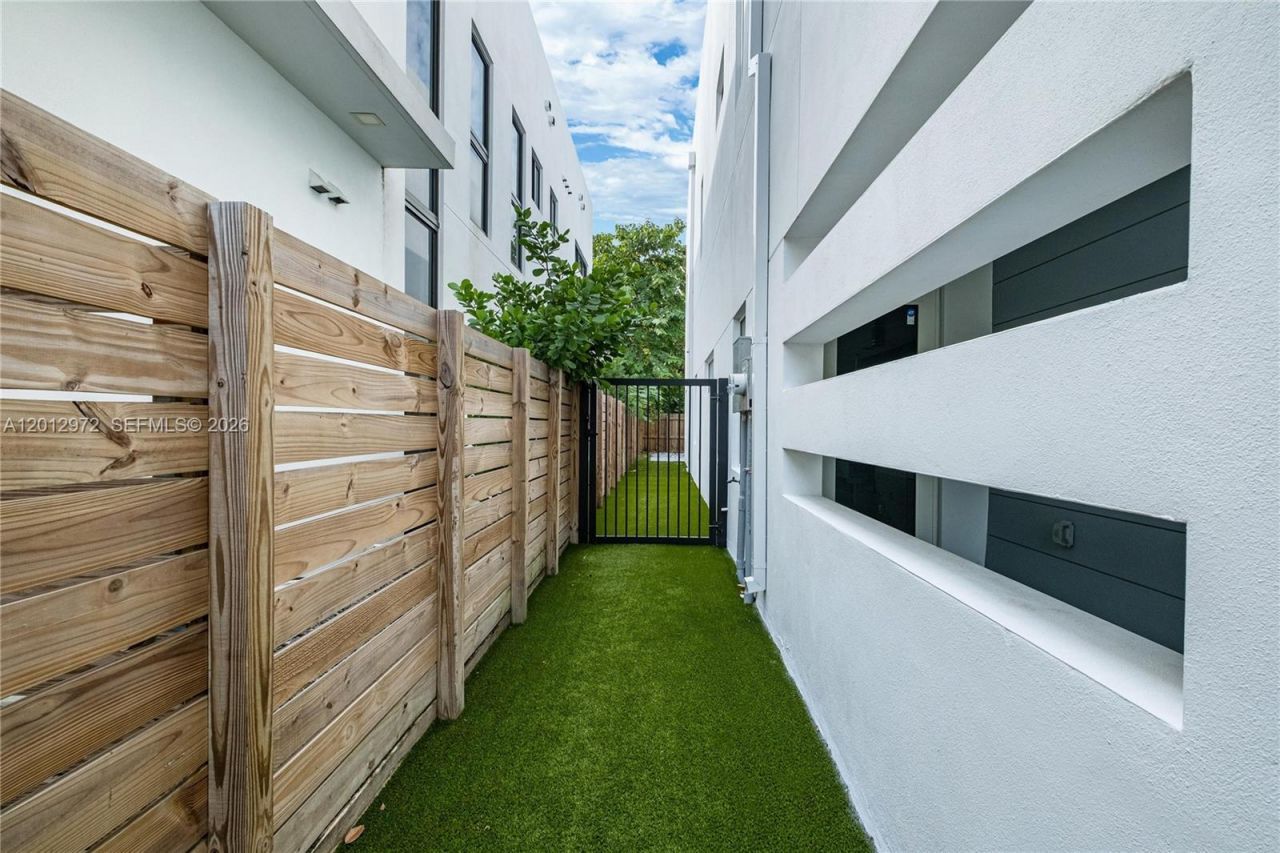 3142 Carter St , Unit 3142, Miami, FL 33133 Photo