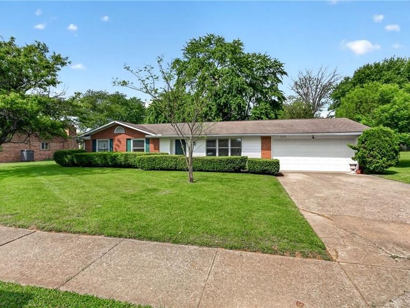 717 Robindale Drive, Waynesville, OH 45068 Photo 1