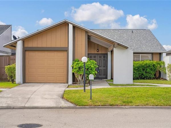 9712 Maplecrest CIR , LEHIGH ACRES, FL 33936
