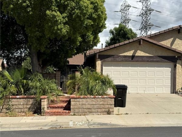 25586 Alicante, Valencia, CA 91355