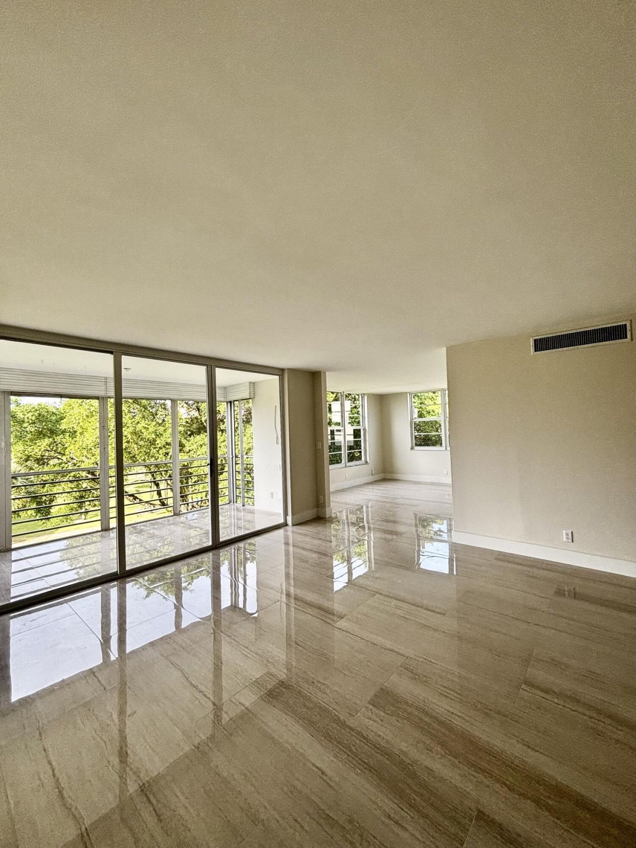 3960 Oaks Clubhouse Drive, Unit 401, Pompano Beach, FL 33069 Photo