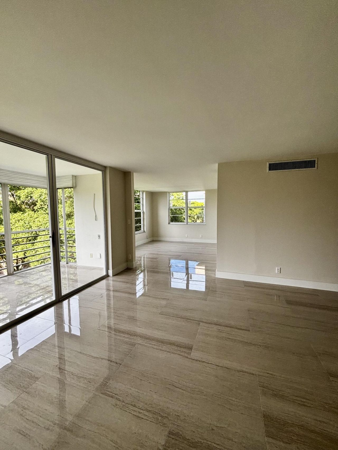 3960 Oaks Clubhouse Drive, Unit 401, Pompano Beach, FL 33069 Photo