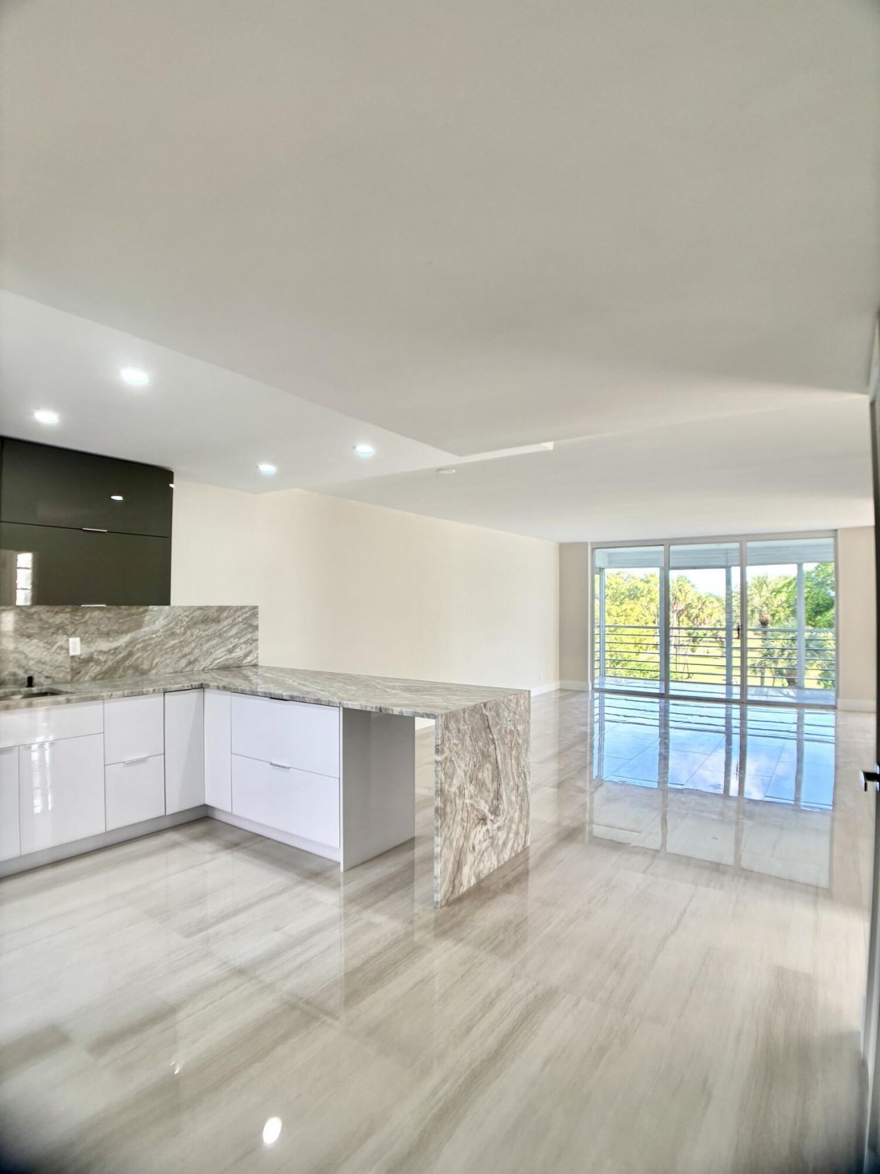 3960 Oaks Clubhouse Drive, Unit 401, Pompano Beach, FL 33069 Photo