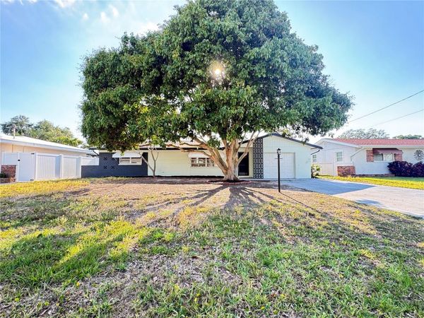 8484 120TH STREET, SEMINOLE, FL 33772