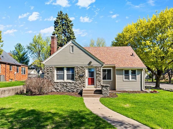 1341 Iowa Avenue W, Falcon Heights, MN 55108