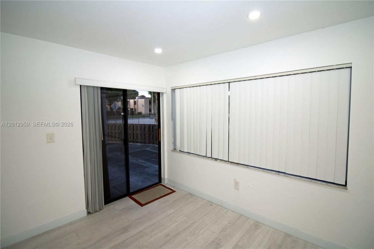 240 W Park Dr , Unit 108-4, Miami, FL 33172 Photo