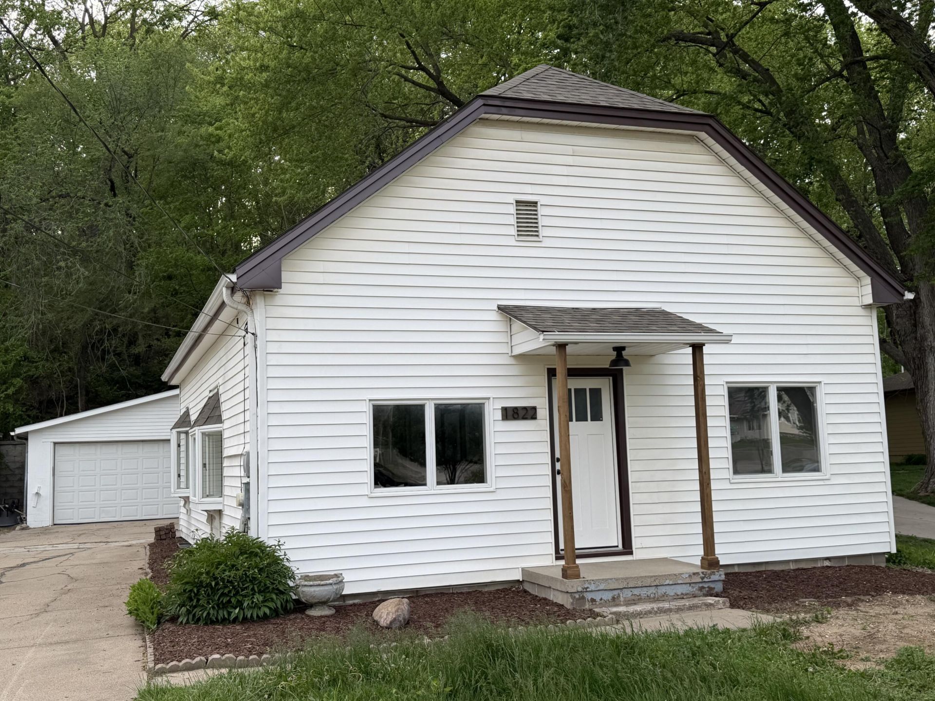1822 N Broadway, Council Bluffs, IA 51503 Main Photo