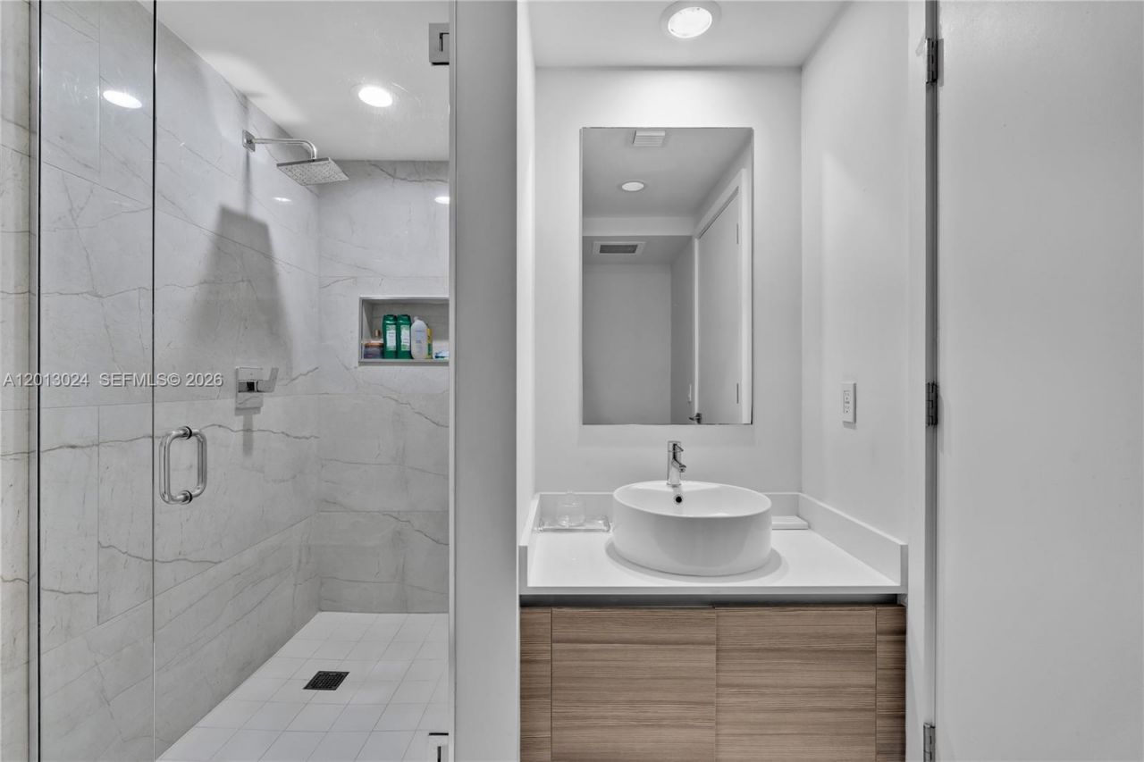 121 NE 34th St, Unit PH3217, Miami, FL 33137 Photo