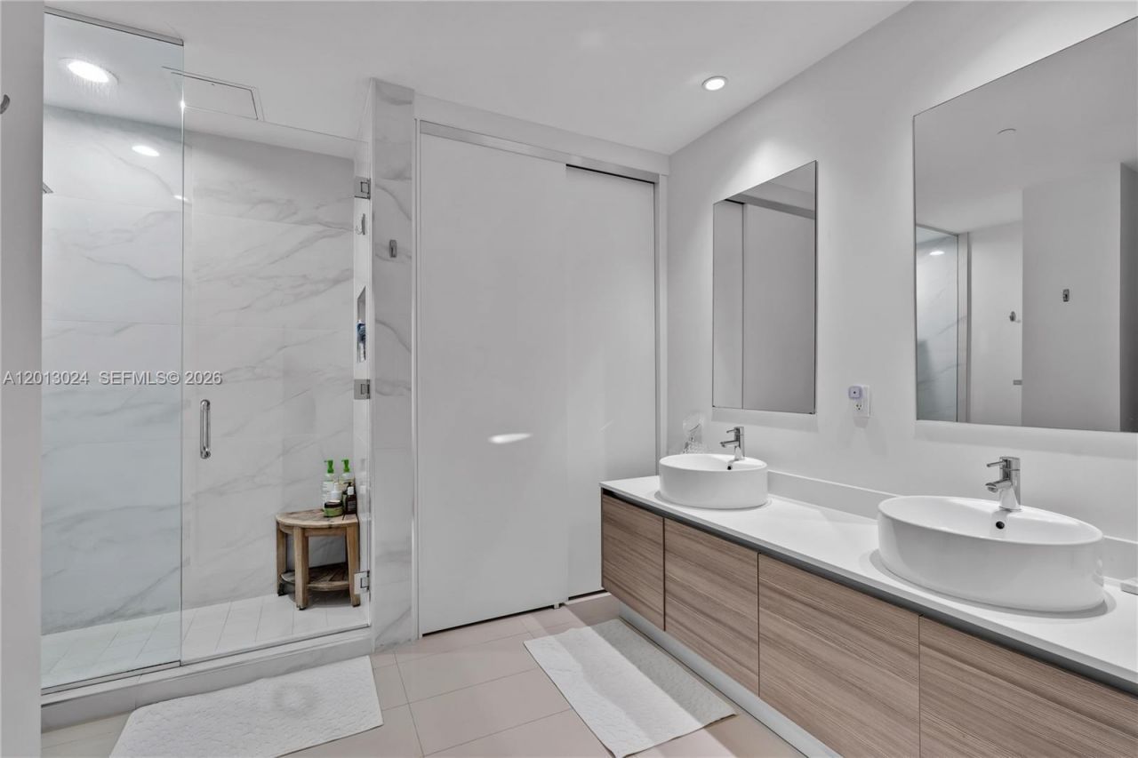 121 NE 34th St, Unit PH3217, Miami, FL 33137 Photo