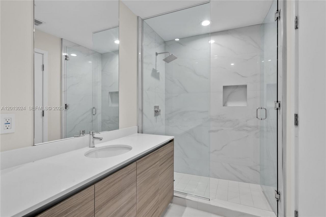 121 NE 34th St, Unit PH3217, Miami, FL 33137 Photo