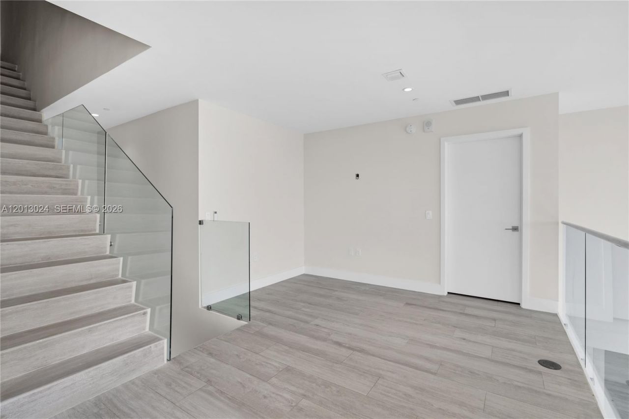 121 NE 34th St, Unit PH3217, Miami, FL 33137 Photo