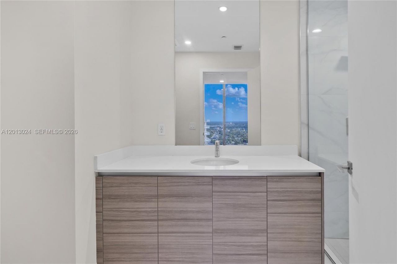121 NE 34th St, Unit PH3217, Miami, FL 33137 Photo