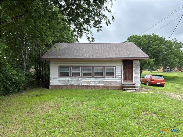 601 E 5th Street, Nixon, TX 78140