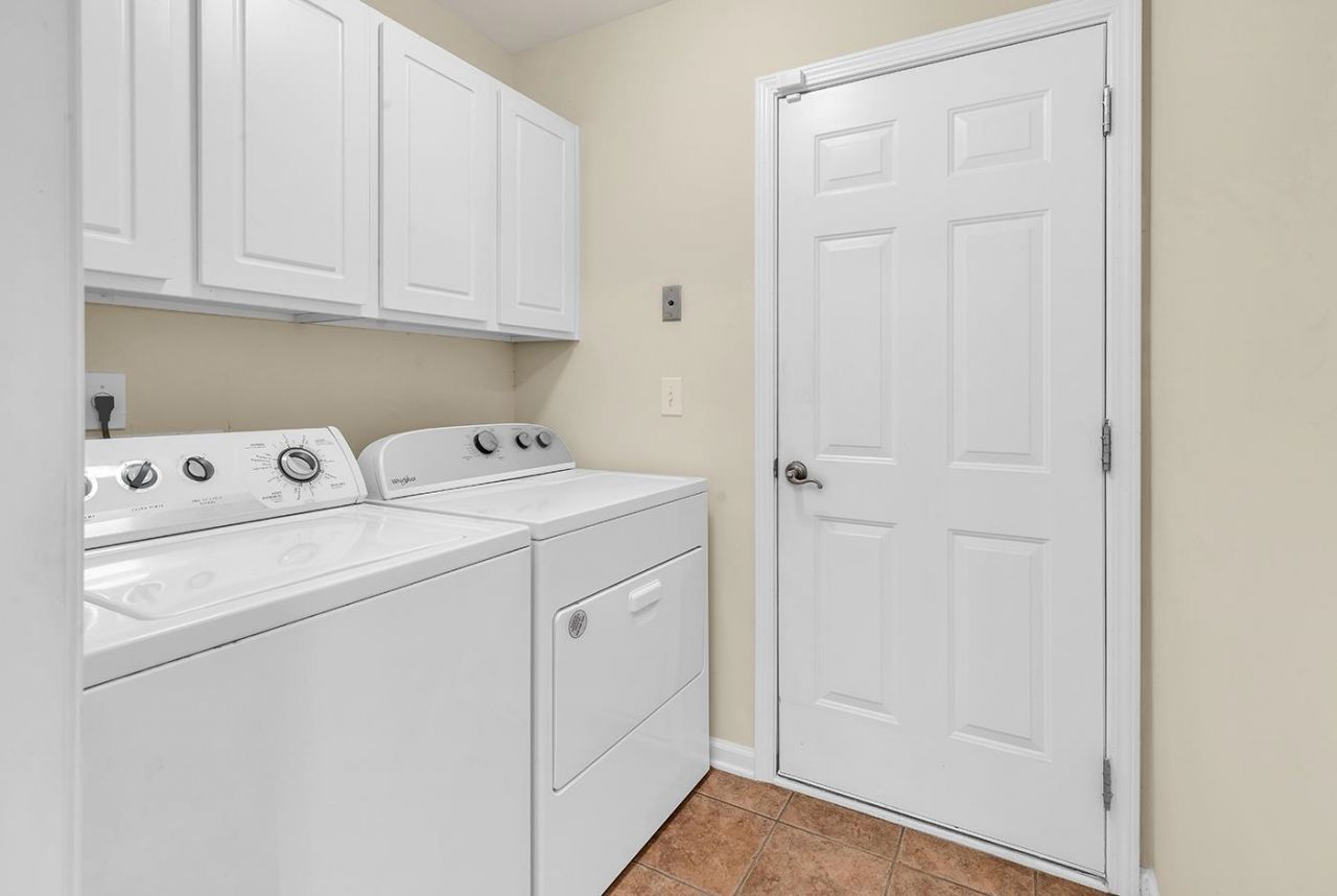 891 Helms Way Photo 4