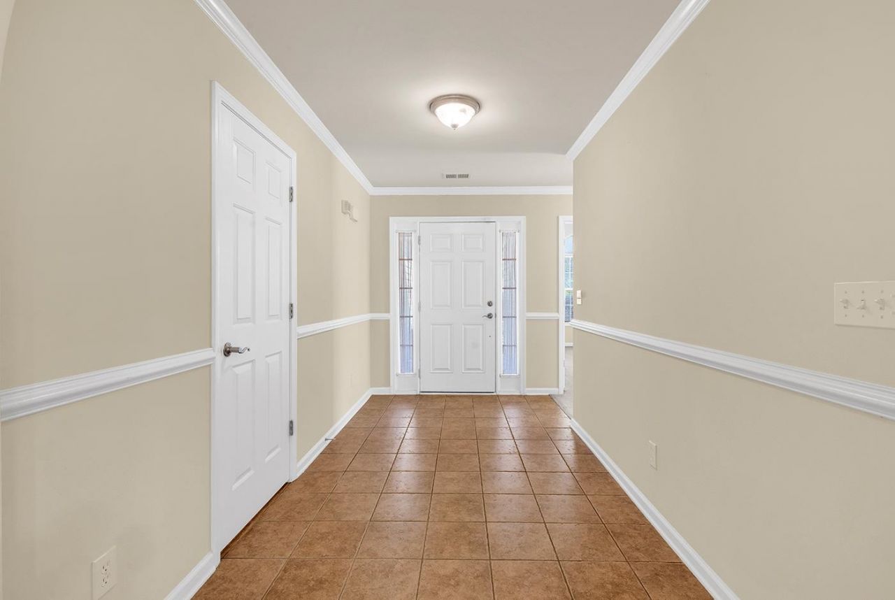 891 Helms Way Photo 4