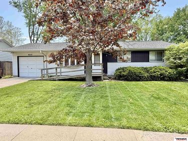 8215 Chestnut Lane , Lincoln, NE 68510
