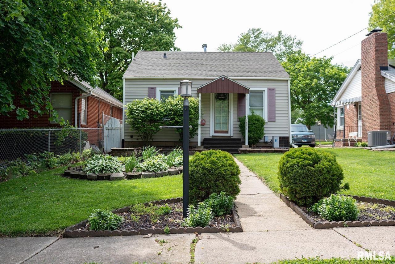 4511 N Constantine Avenue, Peoria Heights, IL 61616 Main Photo